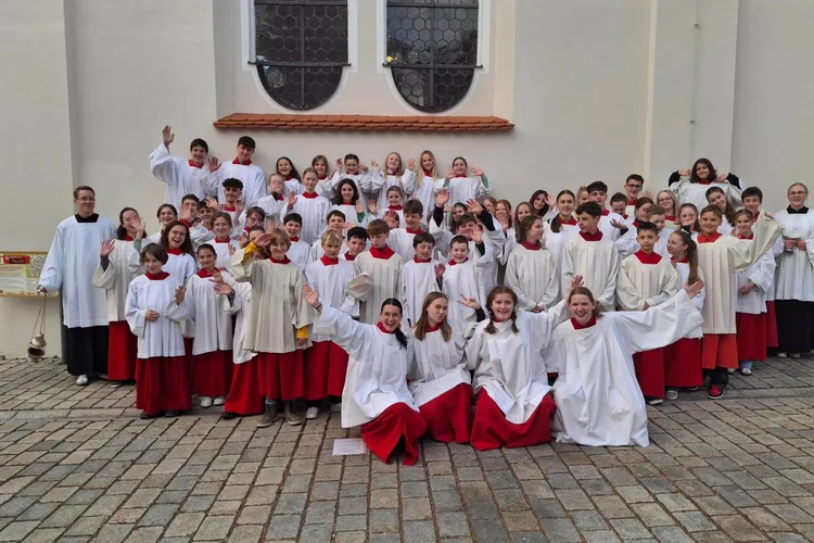 Die Ministrantinnen und Ministranten der Pfarreiengemeinschaft Weilheim vor der Kirche