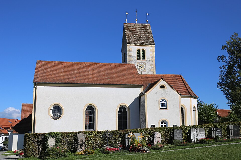 Pfarrkirche St. Michael in Marnbach mit romanischem Turm